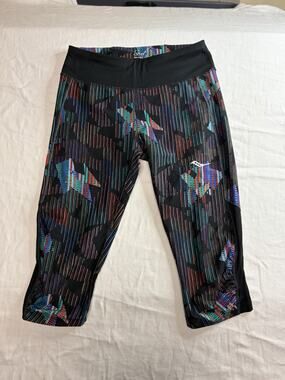 Saucony Scoot Series Capri Leggings Womens Medium RunDry Running Crop